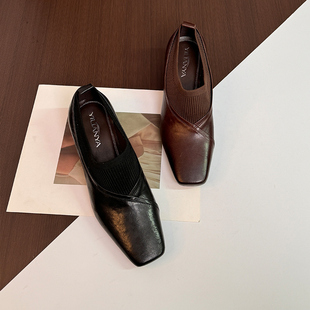 黑色小皮鞋女不累脚复古粗跟深口单鞋女款大码通勤百搭弹力带新款