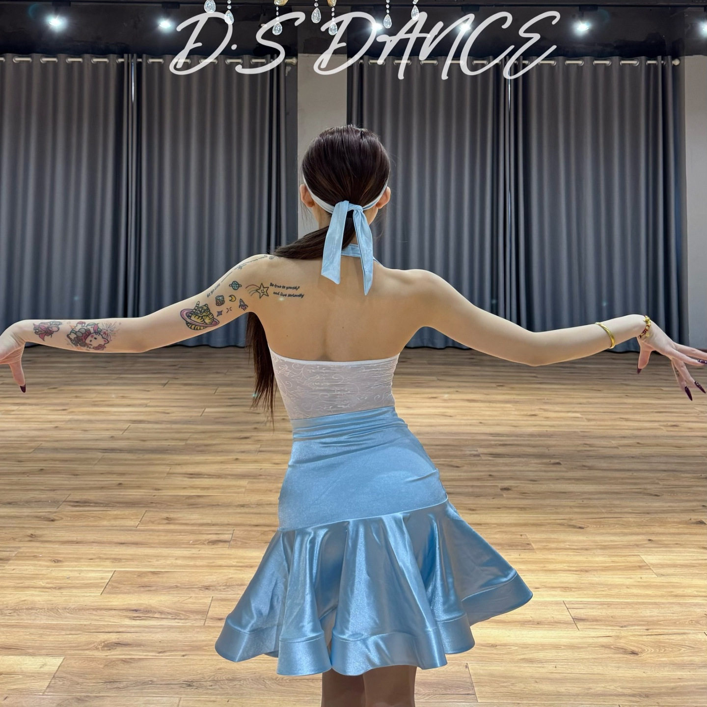 DS舞服拉丁舞服新款练功服演出服蓝白色上衣挂脖绸缎鱼骨半身裙女