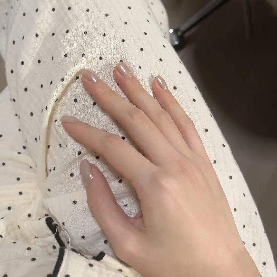 Hailey海莉同款高级清冷感裸灰色月光珍珠极光粉纯手工穿戴甲美甲