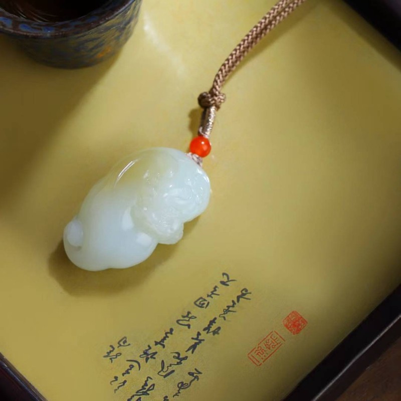 天然新疆和田玉玉器工厂店且末料老料俏糖色玉石貔貅吊坠挂件带证