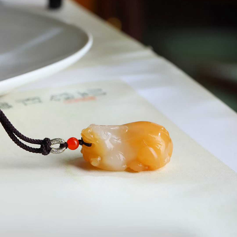 天然和田玉玉器工厂店俄料老料俏糖色工艺品玉石貔貅吊坠挂件带证