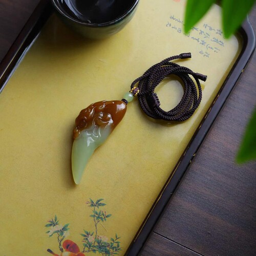 天然新疆和田玉玉器工厂店新疆且末料老料俏糖色玉石龙牙吊坠挂件