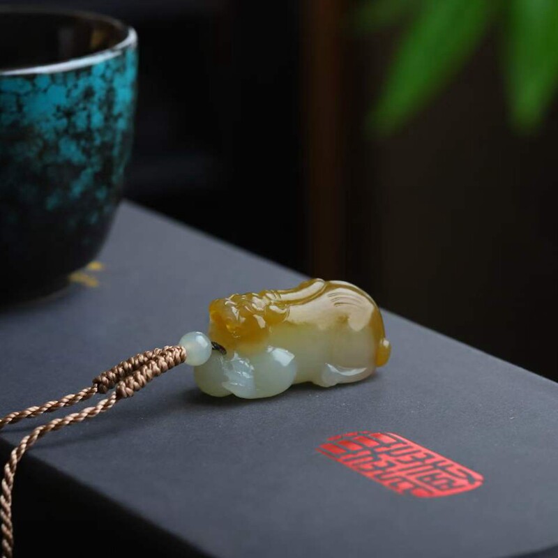 天然和田玉玉器工厂店新疆且末料老料俏糖色玉石貔貅吊坠挂件带证