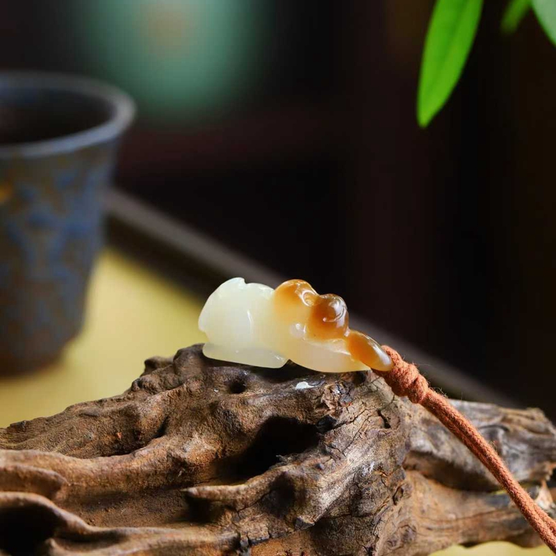 天然和田玉玉器工厂店新疆且末料老料俏糖色工艺品玉石生肖猴吊坠