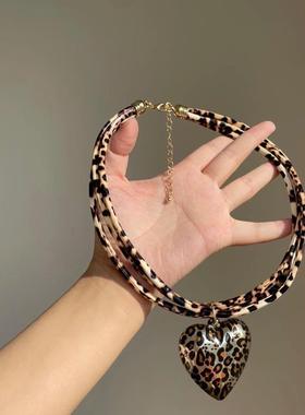饰品爱心吊坠豹纹皮绳项炼锁骨颈炼项坠necklace