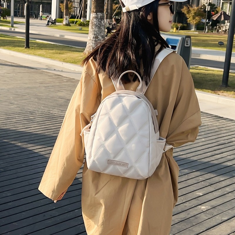 迷你小型双肩包大学生菱格绣线高级感小号背包女休闲旅游包妈咪包