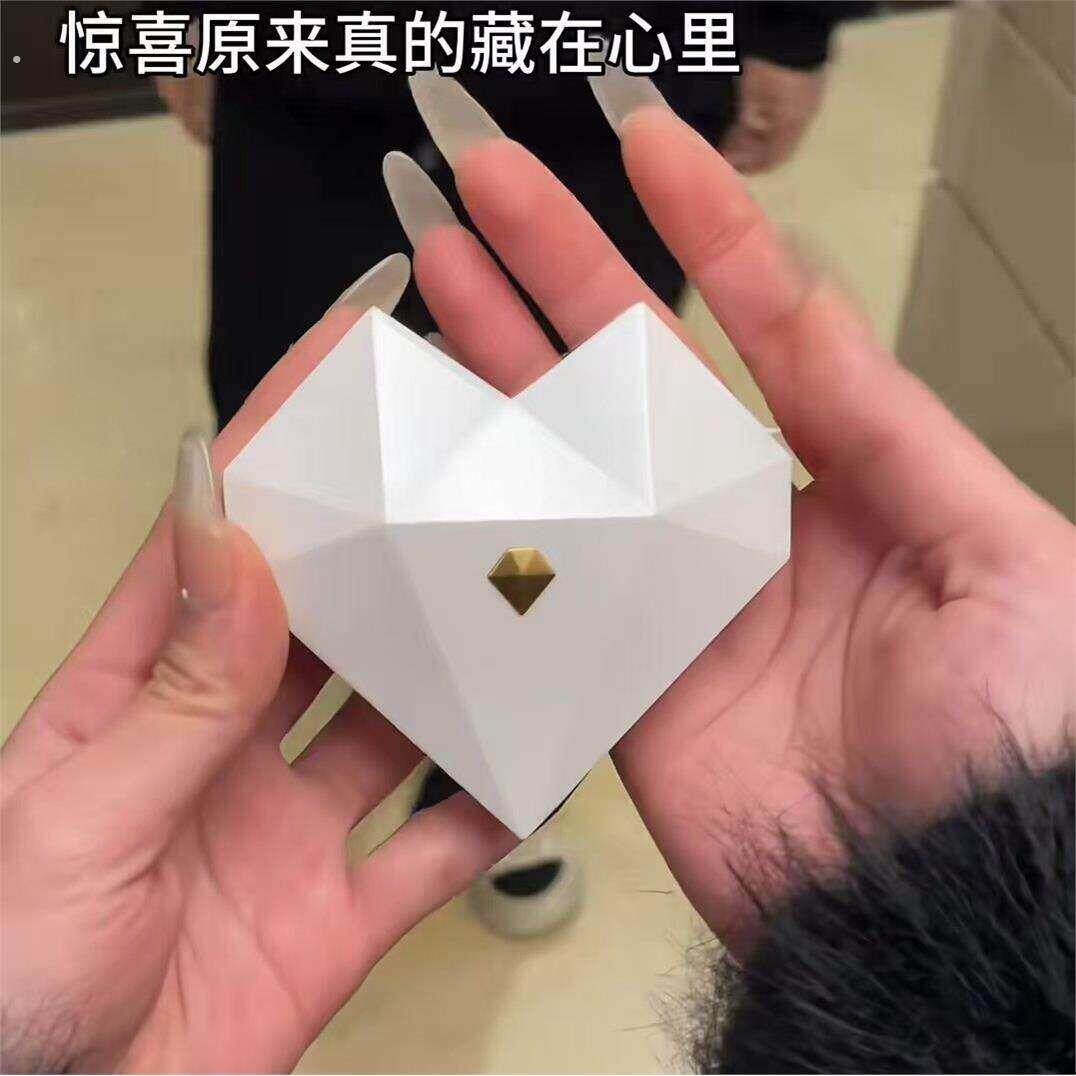 爱心旋转戒指盒按压可弹出创意首饰盒情人节新年惊喜礼物送女朋友
