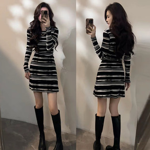 甜辣黑白不规则条纹长袖 连衣裙女秋冬减龄收腰显瘦圆领包臀短裙潮