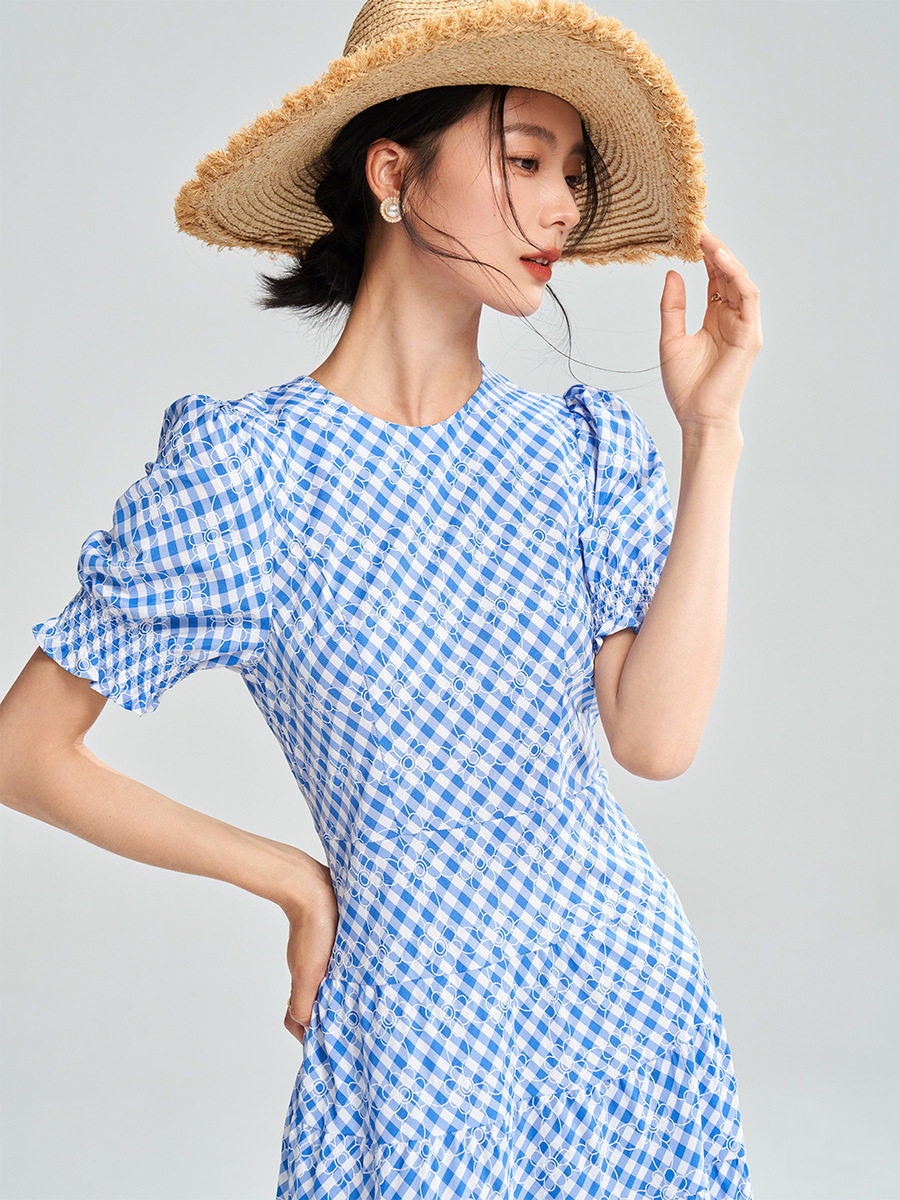 26夏季新款蓝白格子气质收腰连衣裙女设计感短袖高个子长裙18280