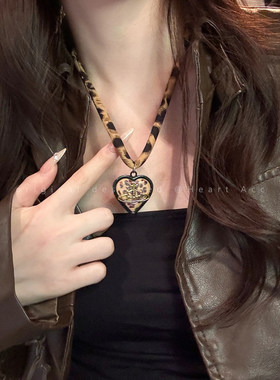 辣妹风豹纹十字架爱心吊坠项链女复古美拉德个性锁骨链设计感配饰