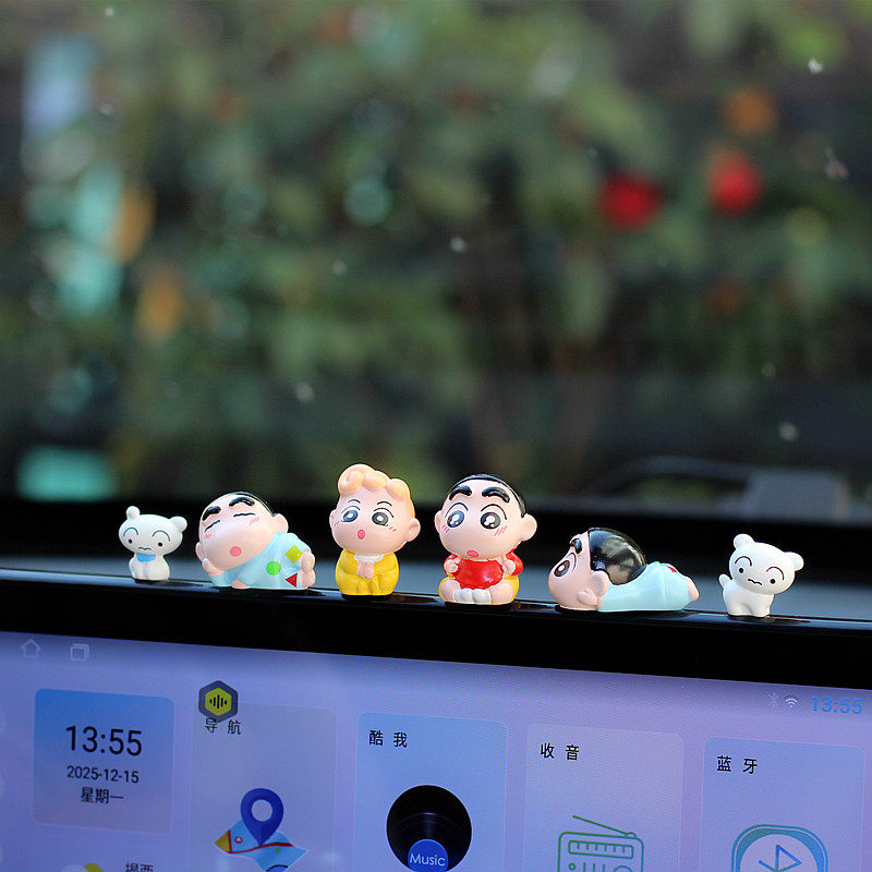 汽车可爱蜡笔小新车上车内饰车载中控台屏幕公仔创意卡通桌面摆件