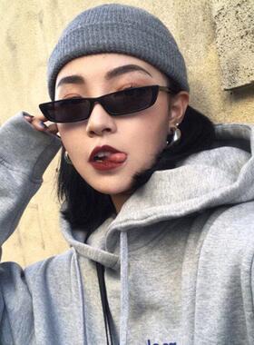 这是一款长方形的太阳眼镜蹦迪封帆美伢同款网红复古个性小框太阳