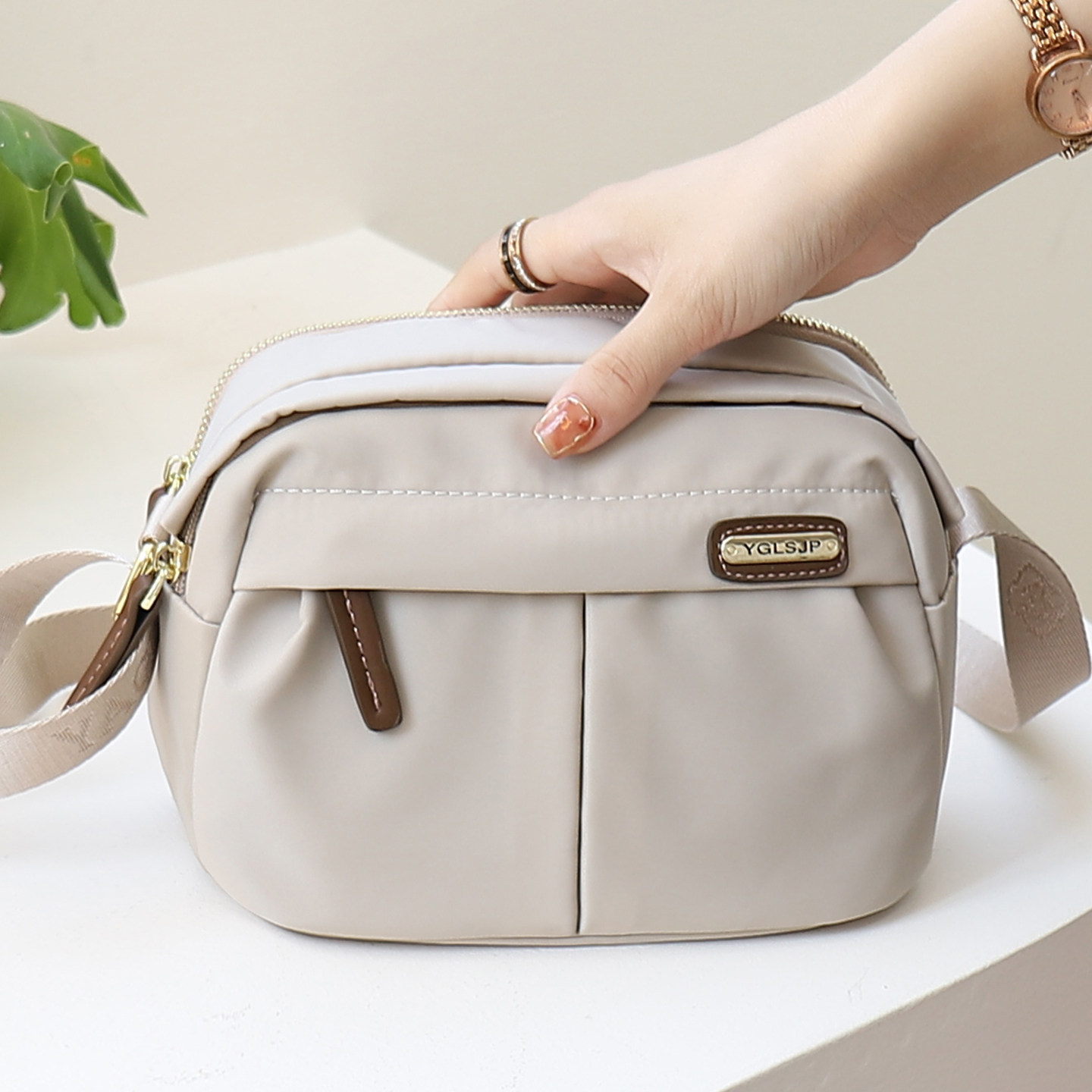 帆布包女2026春夏新款简约通勤宽肩带尼龙斜挎包轻便实用妈妈包