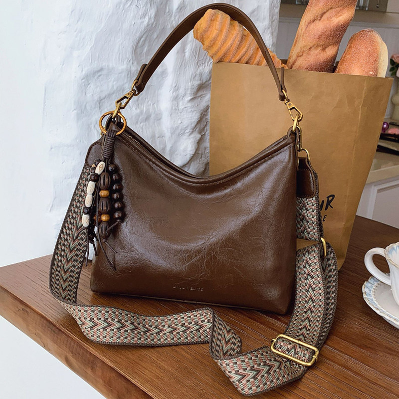 复古油蜡皮斜挎包2026春夏新款超火hobo百搭腋下包时尚通勤单肩包