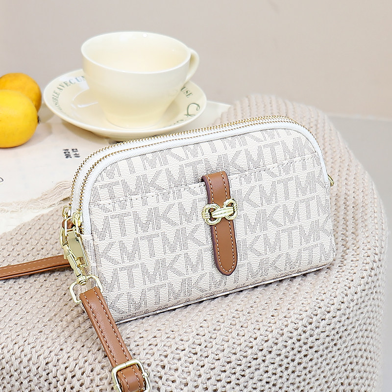 手机小挎包2026春夏超火休闲通勤字母印花斜挎包今年流行手机包包