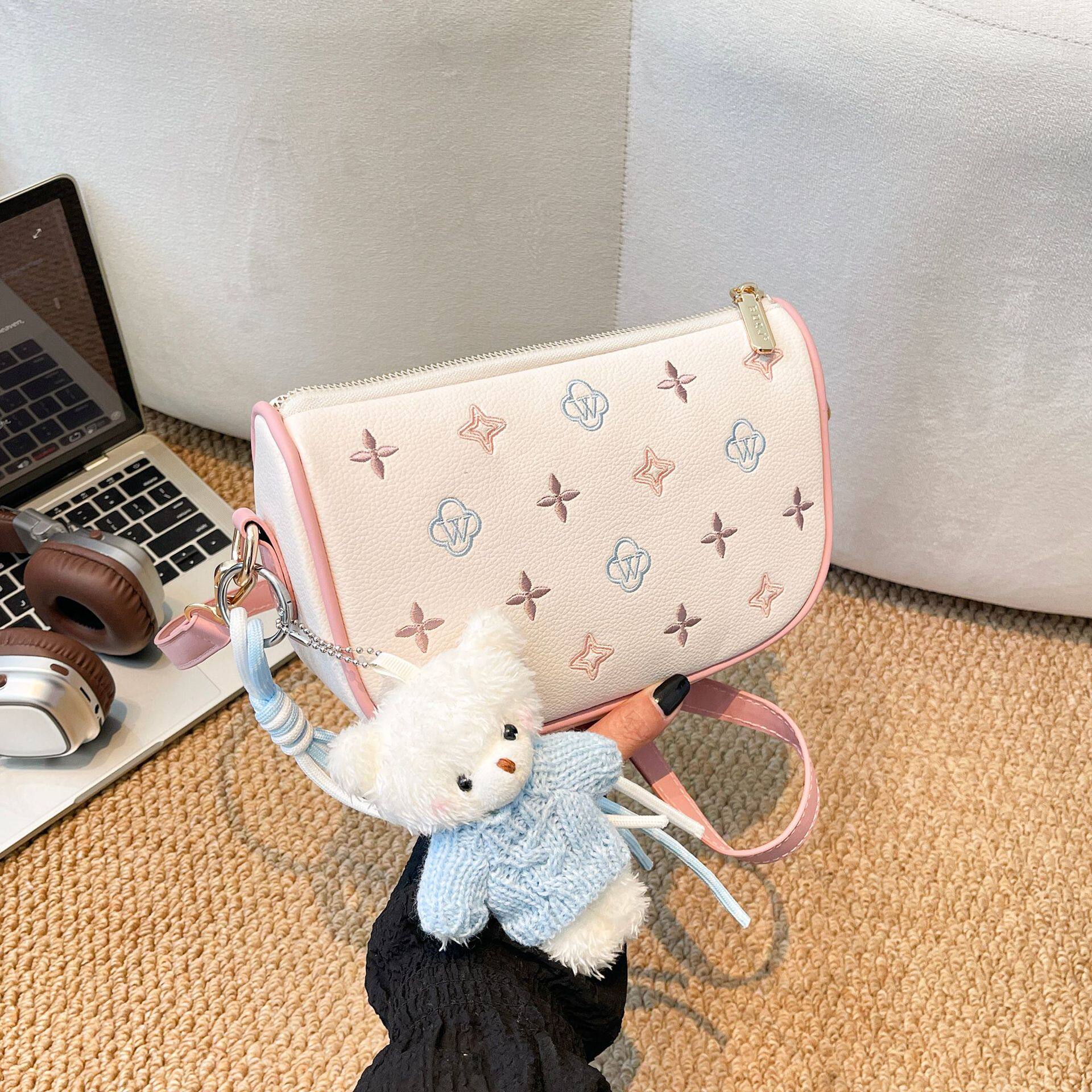 爆款撞色刺绣腋下包女2026新款双背两用百搭单肩斜挎迷你小包包