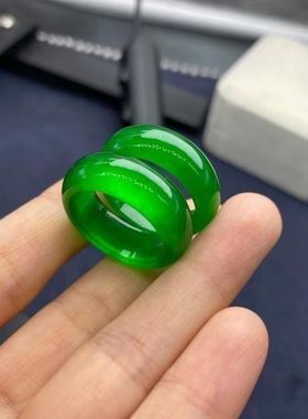 收藏天然翠色冰种戒指玉