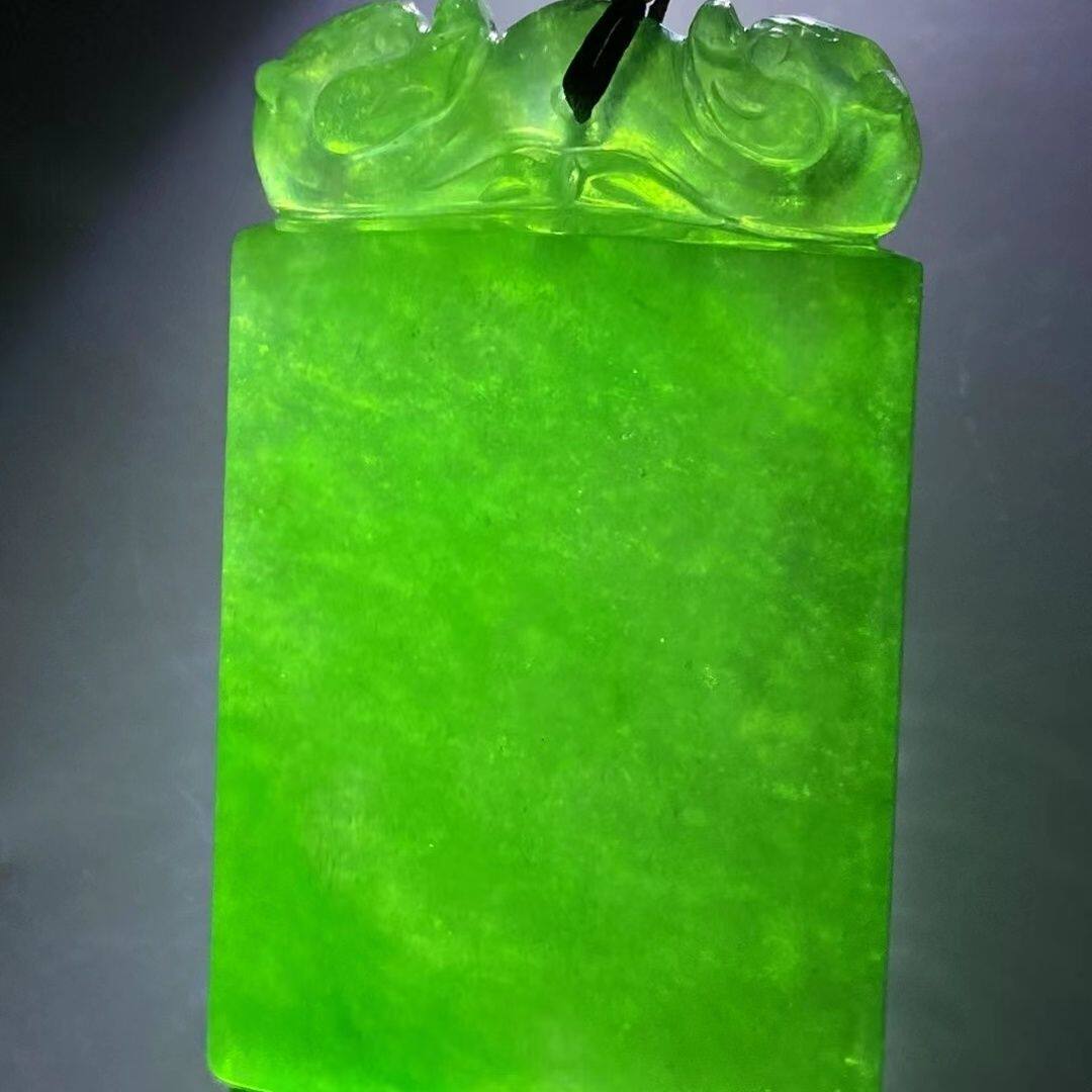 正品天然高冰翡翠龙头牌子 翡翠绿菠菜绿满绿色吊坠玉坠挂件