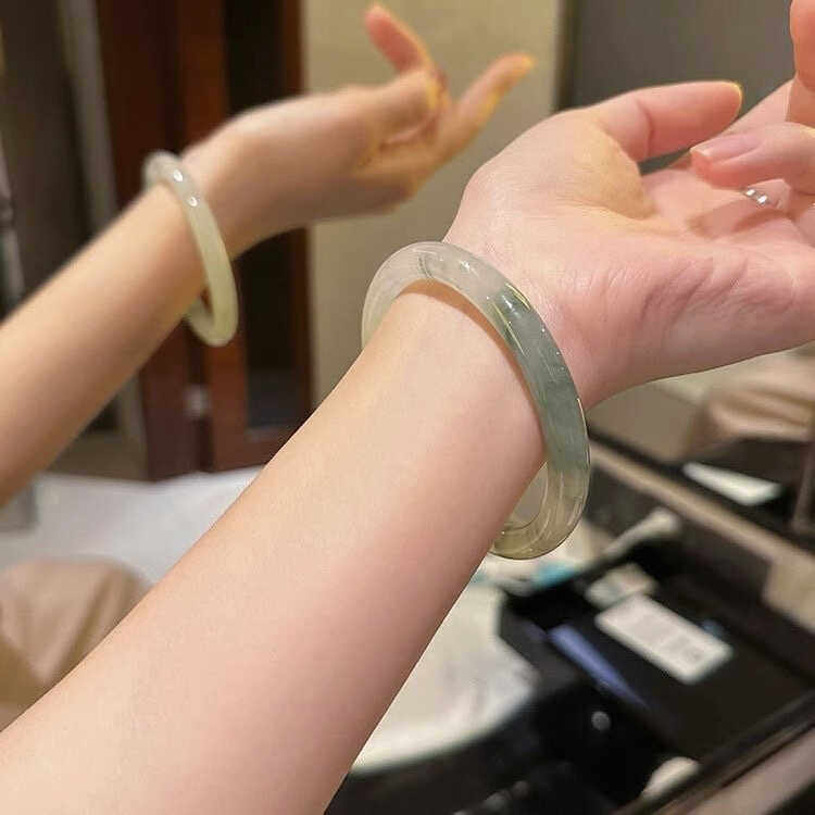 新疆天山翠玉手镯飘花玉镯子圆条贵妃正圈少女年轻玉石镯翡翠平替