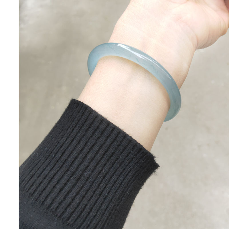 天青冻天空蓝秀气小圆条玉镯小众设计石英岩玉显气质淡雅蓝玉镯子