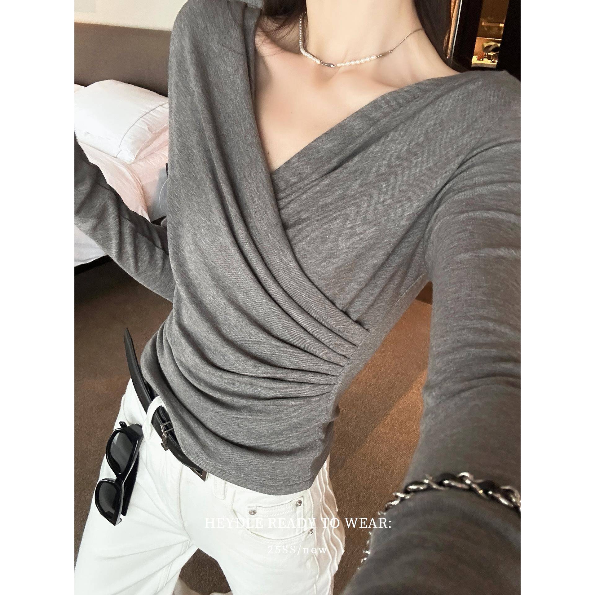 黑豆哼哼 柔珠小姐*气质V领交叉褶皱上衣设计感修身显瘦长袖T恤女