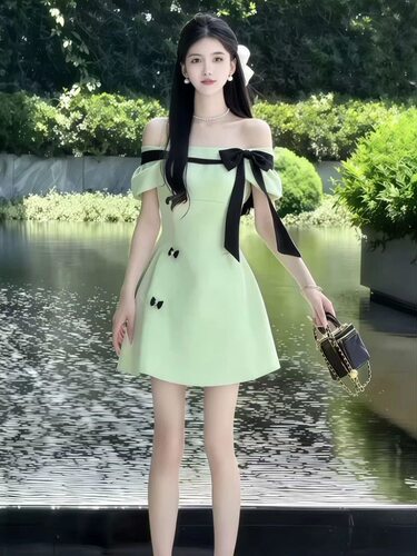 韩系甜美风撞色蝴蝶结拼接设计露肩短袖连衣裙女2026夏季新款短裙