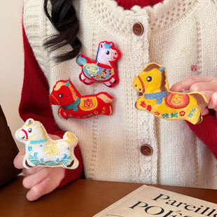 新春开运!新年可爱红色小马胸针女新中式马年搭配毛衣别针固定扣