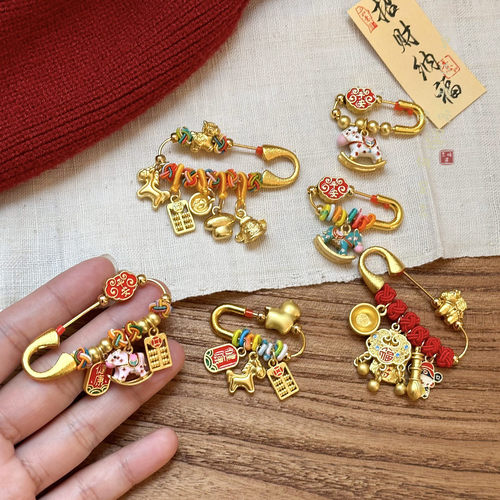红色小马胸针新中式搭配毛衣