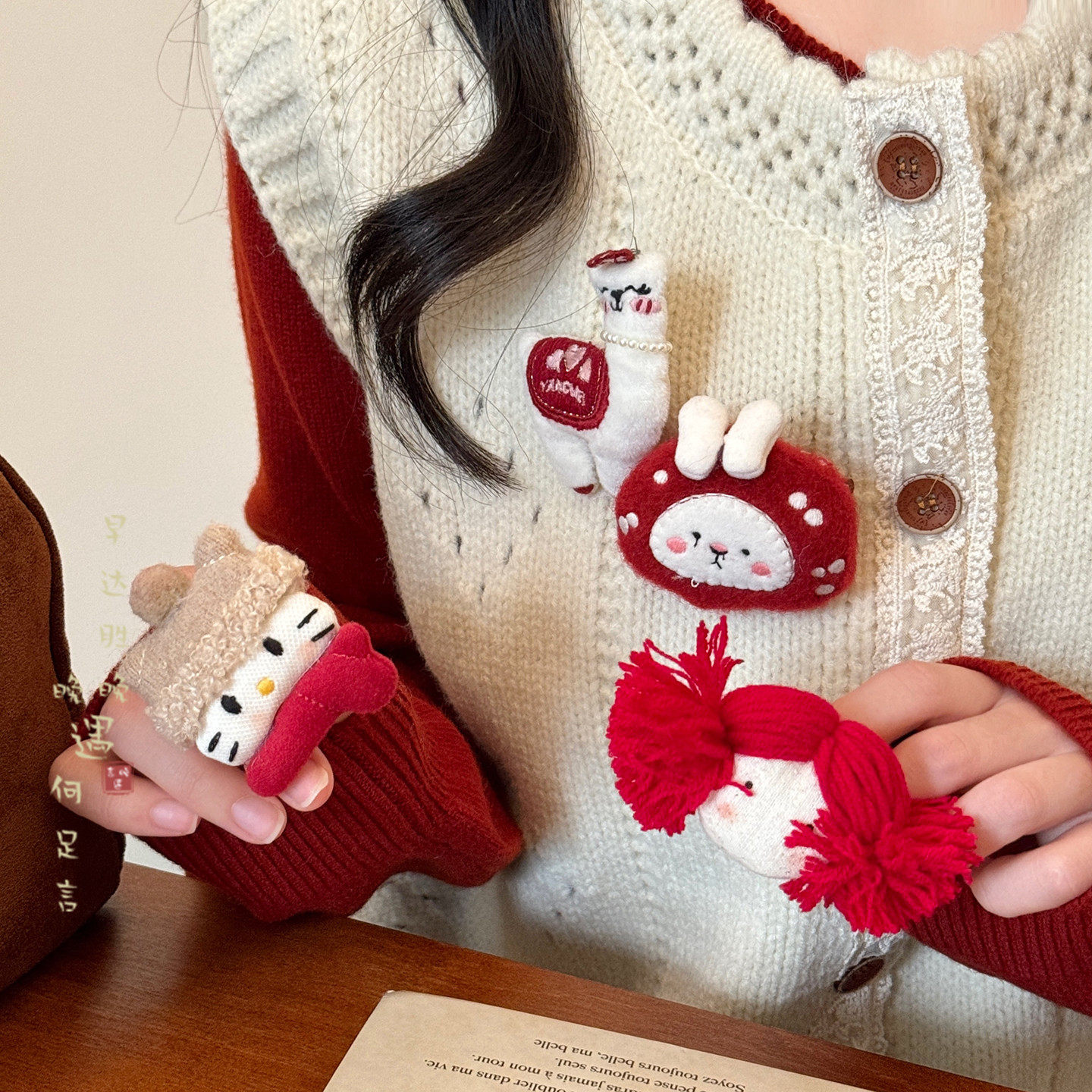 可爱兔子猫咪红色胸针