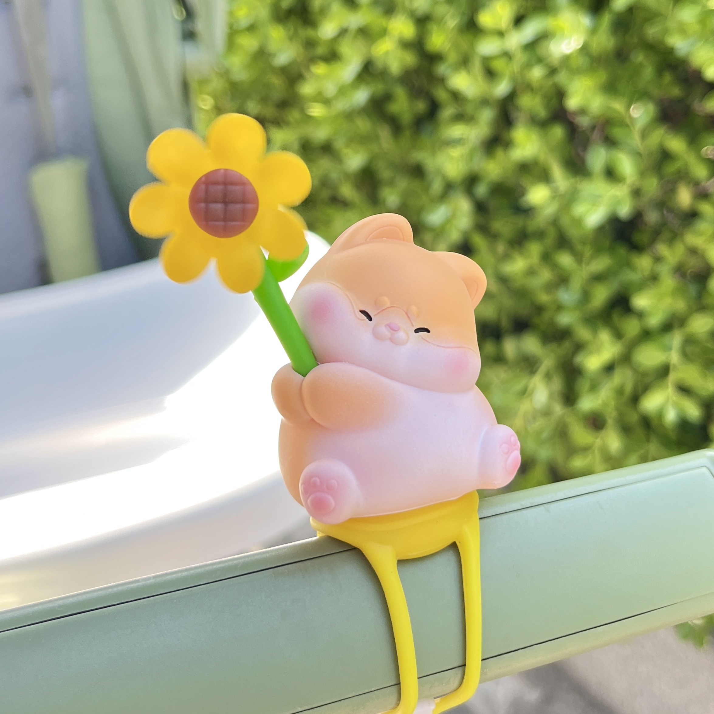 小狗猪挂在婴幼儿车的玩具男女孩