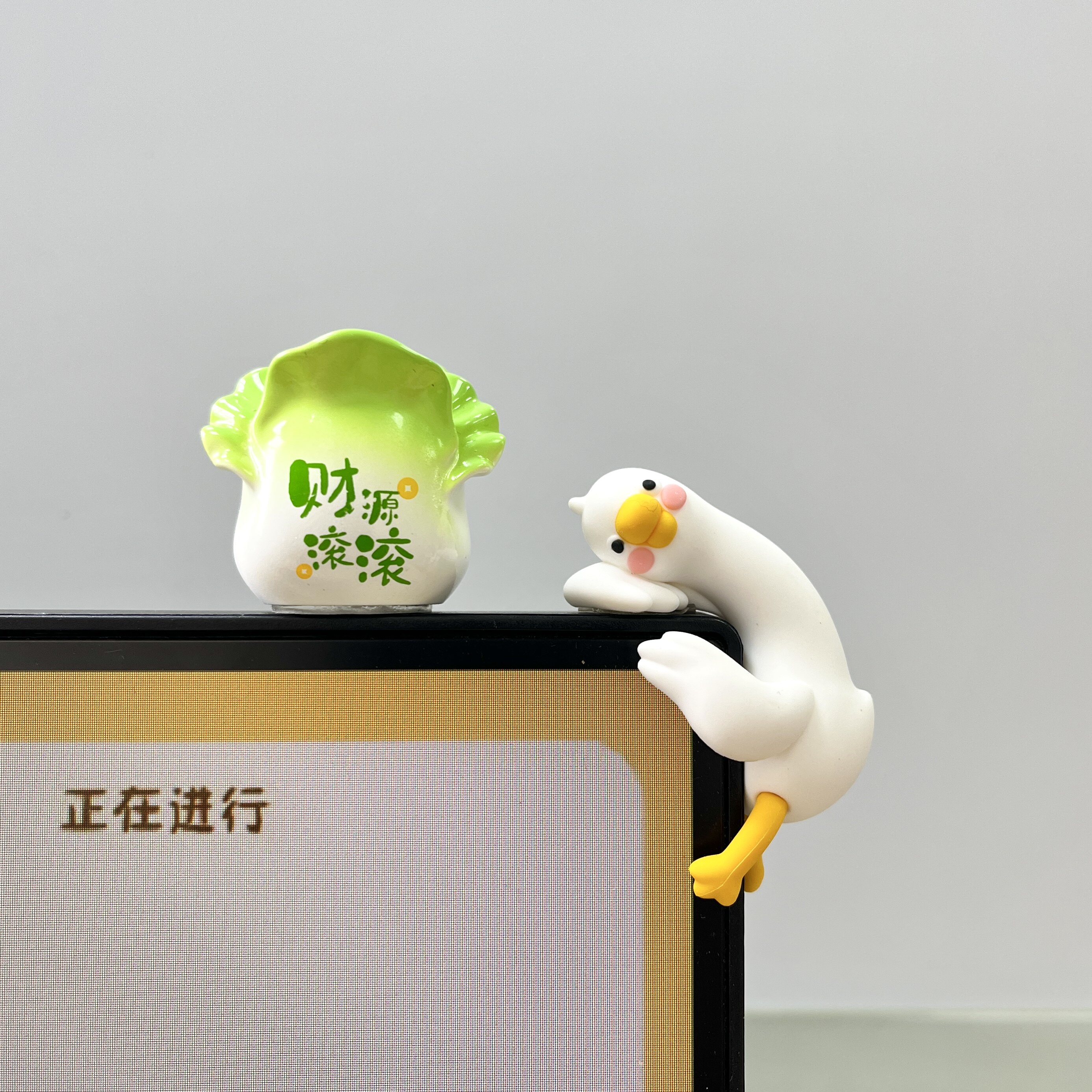 财源滚滚鸭桌面招财摆件电脑屏幕键盘装饰公仔工位情绪稳定神器女