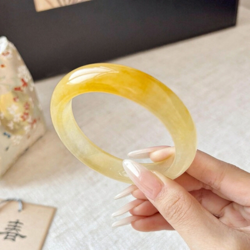 冰种黄玉镯子天然黄龙玉手镯女款