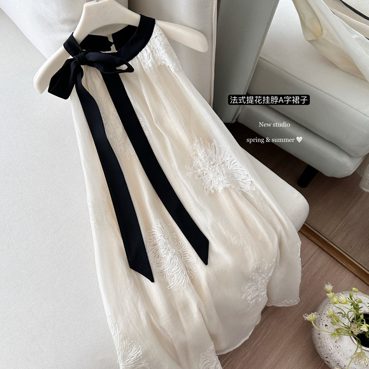 富家千金露肩法式提花挂脖连衣裙