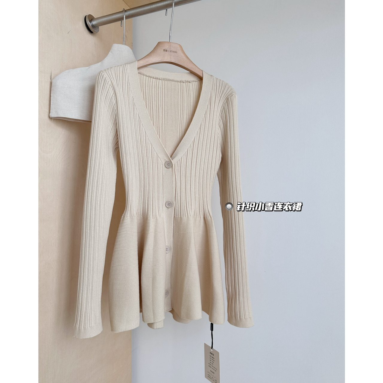 藏蓝色低领长袖V领花苞针织连衣裙女秋冬显瘦收腰气质打底短裙子