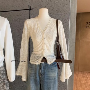 女秋冬气质韩系内搭打底衫 T恤小衫 上衣 立体腰果花v领长袖 蕾丝水袖