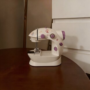 缝纫机家用小型电动带锁边新手入门级衣车手工初学迷你便携式工具