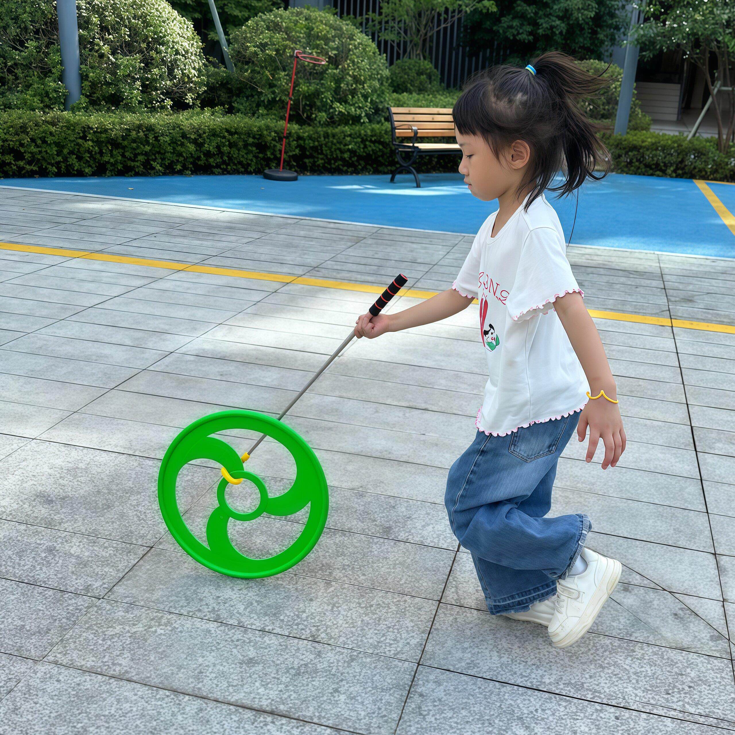 亲子互动90后怀旧滚铁环体能训练