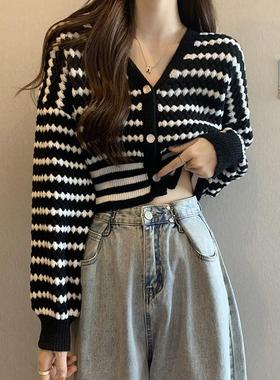 2025春秋新款短款v领条纹上衣毛衣女小众设计高级感针织开衫外套