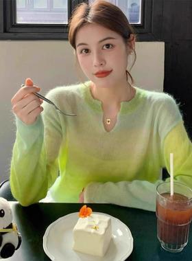 绿色法式V领渐变针织衫上衣女春秋新款高级感休闲百搭软糯毛衣