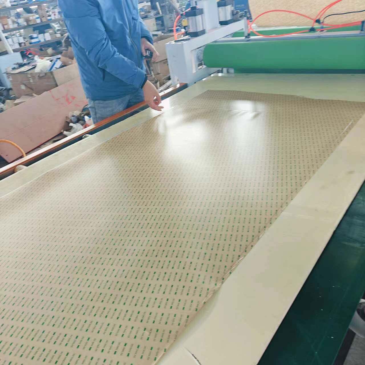 墙布无纺布植绒布贴布密机白乳板胶涂胶度植绒布贴合机 平1300型