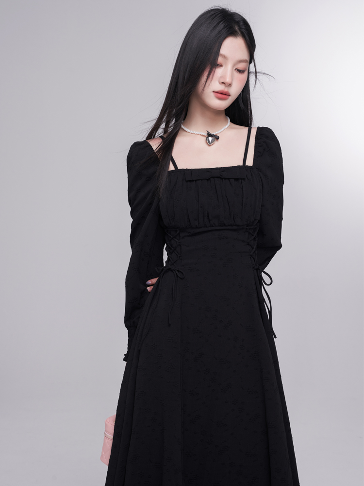 2024春季新款法式复古方领赫本风气质收腰显瘦垂坠感黑色连衣裙女