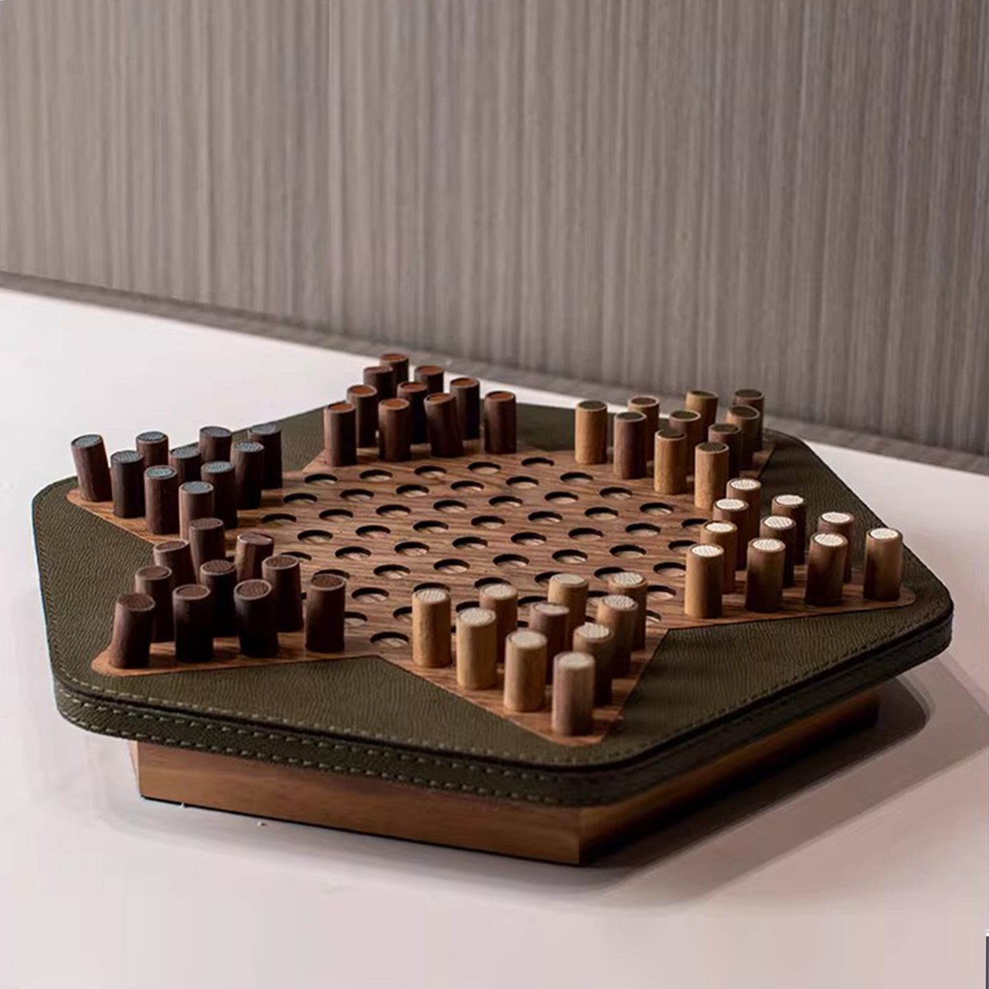 现代简约样板间售楼处皮质榉木棋盘艺术创意饰品书房客厅软装摆件