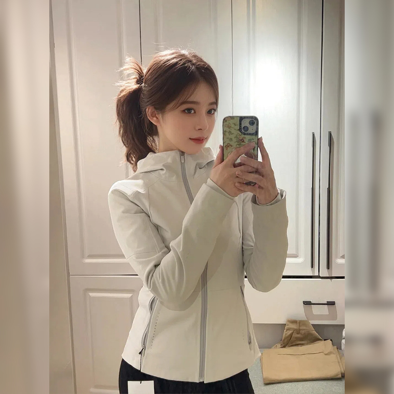 白色修身软壳冲锋衣女款2025新款收腰外套女款春秋季穿搭小个子薄