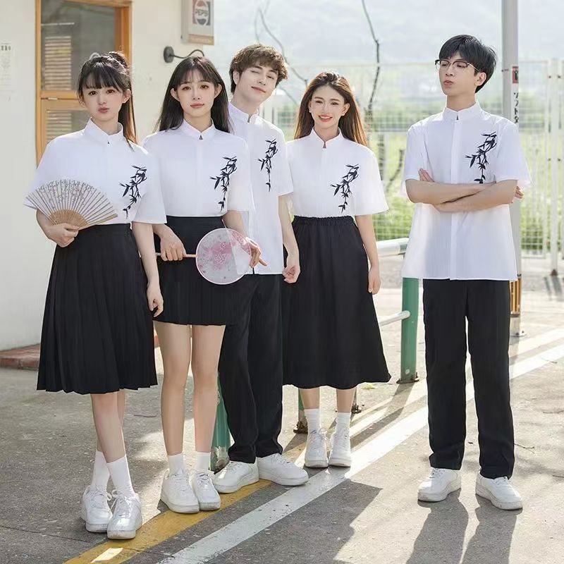中学生合唱演出古风红歌班服