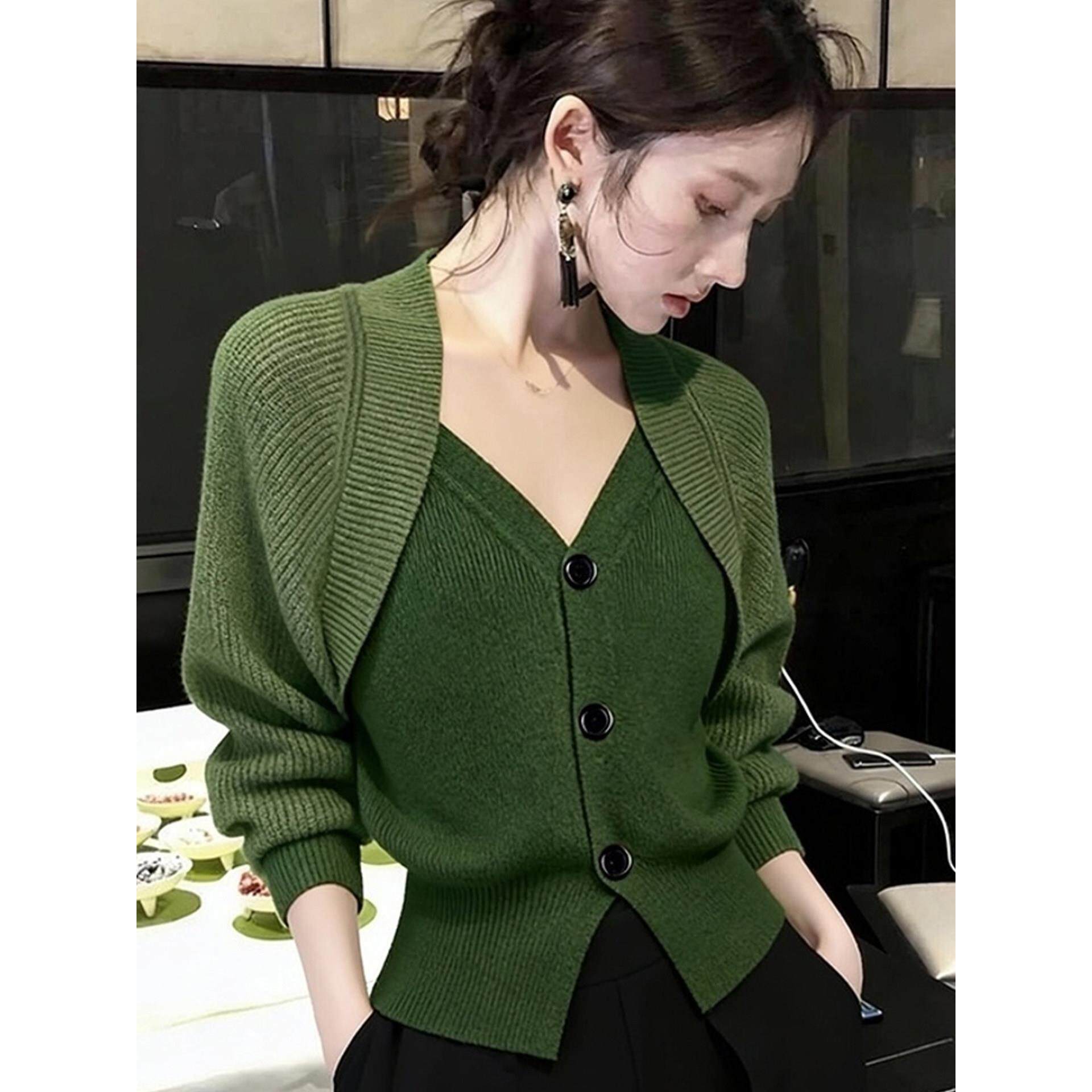 MONLOUVE高级感覆古风绿色v领长袖假两件掐腰针织衫女秋季款休闲
