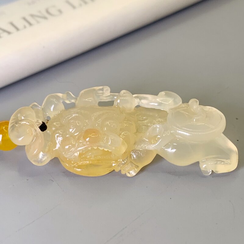 高冰黄龙玉精雕貔貅吊坠