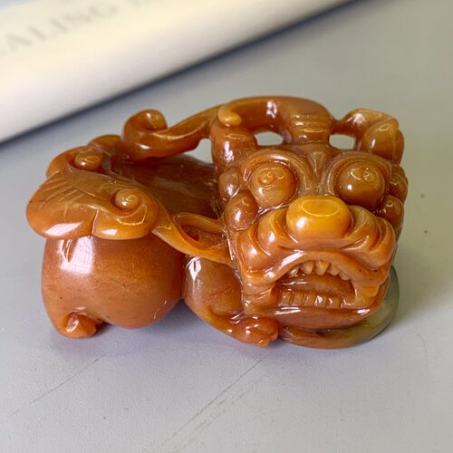 枣红色黄龙玉精雕貔貅挂件