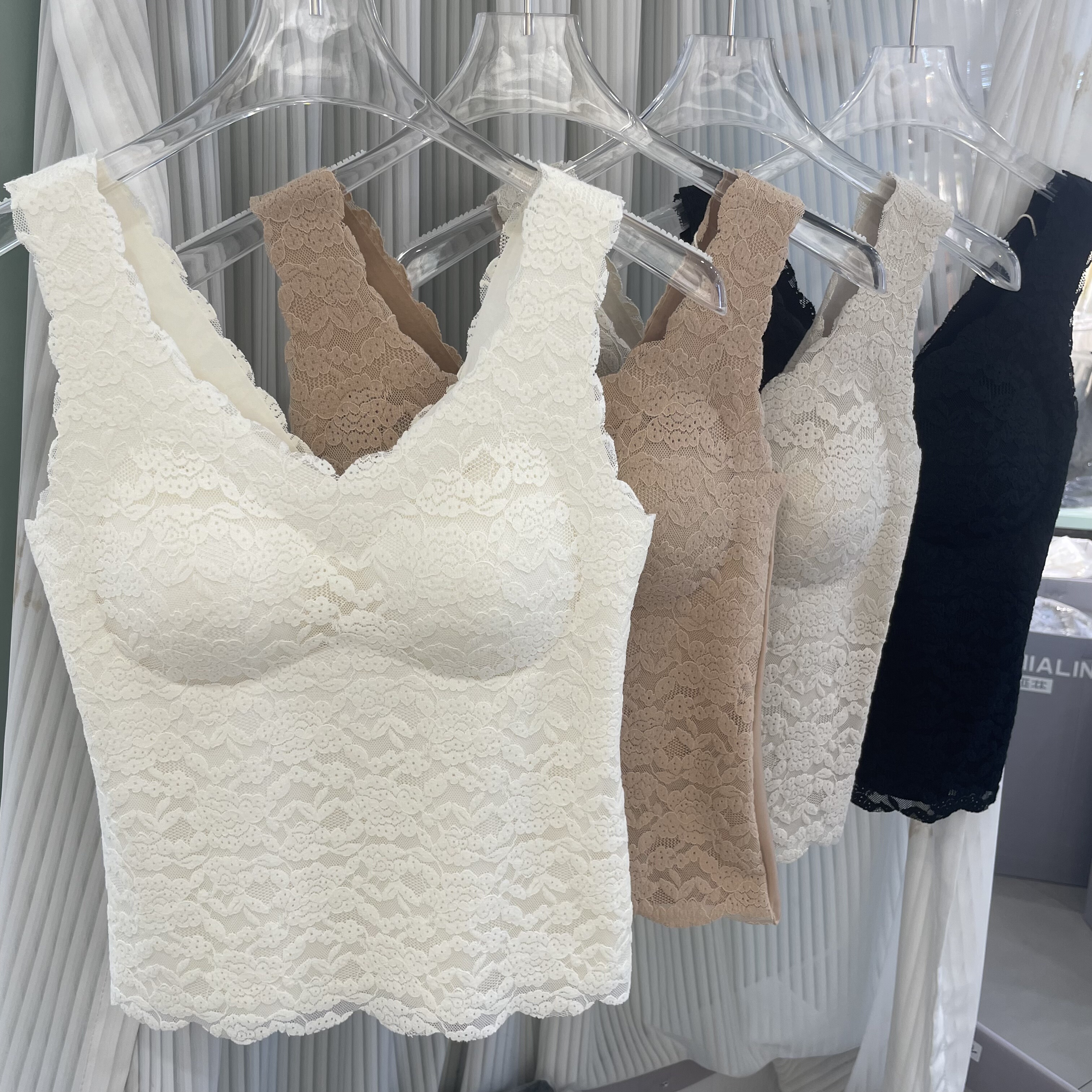 米娅林6047性感蕾丝V领宽肩带磨毛保暖背心一体杯带胸垫修身打底