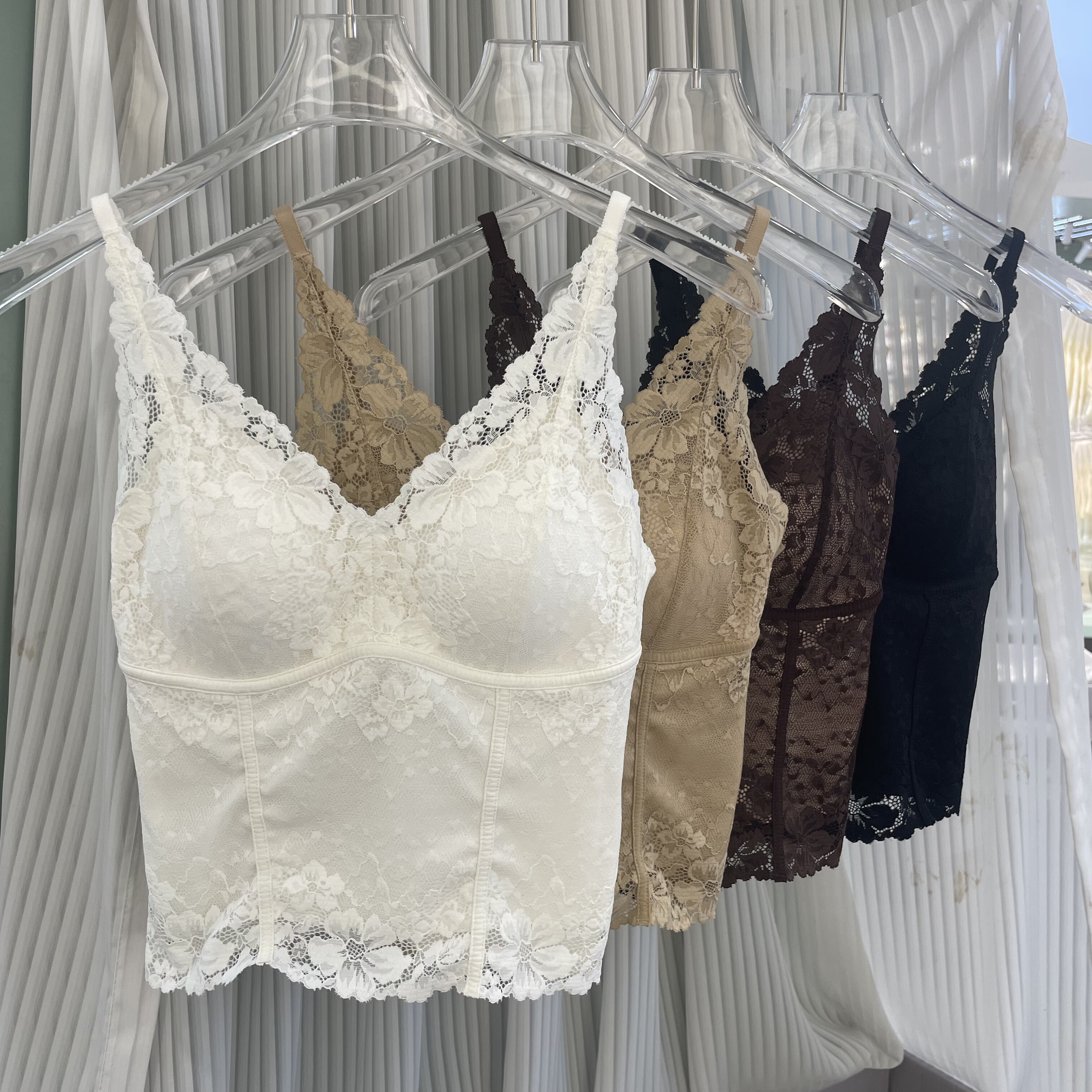 米娅林95106性感法式蕾丝V领美背吊带女固定杯带胸垫内搭打底上衣