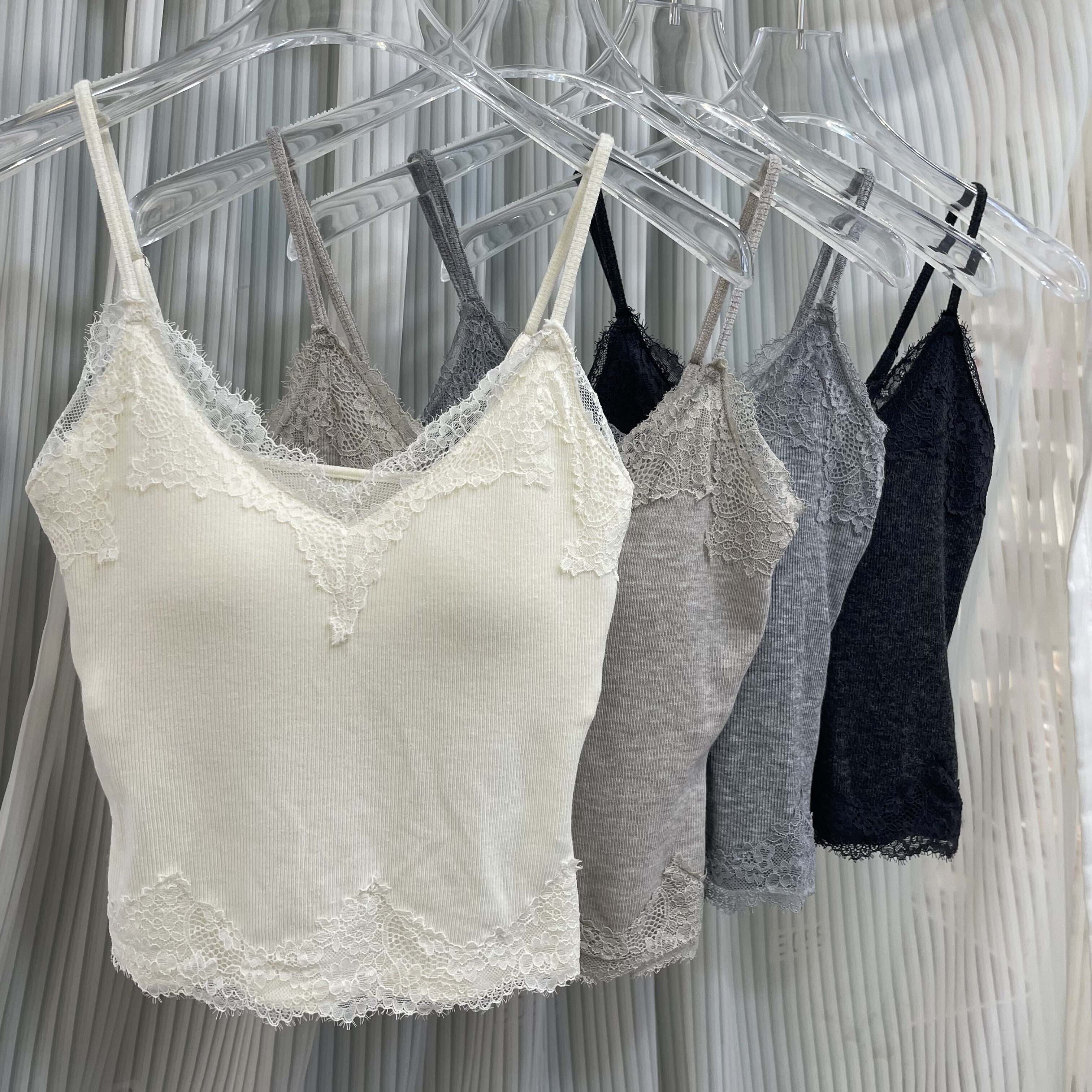 米娅林9597纯欲蕾丝拼接V领吊带背心女一体杯带胸垫内搭美背上衣